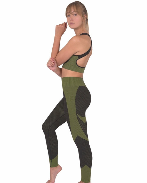 Load image into Gallery viewer, Trois Seamless Sports Bra - Black with Green
